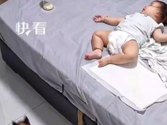 猫咪起跳发现床上有宝宝迅速转向，现场画面曝光！