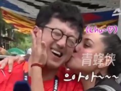 突发！韩国男记者被墨西哥女球迷搂住强吻 现场画面曝光！