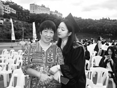 女孩带母亲“拨穗”何以刷屏网络 母爱撑起读书梦