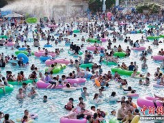 高温炙烤湖南 民众花式消暑 {清凉经济}火爆