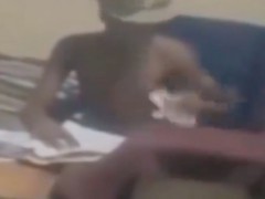 印度男子醉酒赤裸上身闯入警局 现场画面曝光!