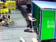 男子进货车突遭开走摔倒后被挤进夹缝 网友建议:强制大货车装倒车影像(图)